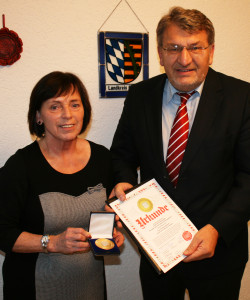 Die Preisträgerin-Landrätin Christine Zitzmann-mit dem  FB-Vorsitzenden Wolfgang Hoderlein